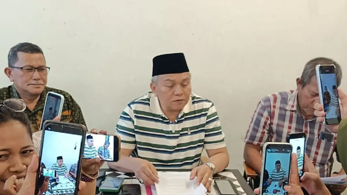 Sekretaris Daerah Kabupaten Kubu Raya Yusran Anizam memberikan keterangan pers kepada sejumlah media terkait pembentukan kecamatan Kumpai Raya di Kecamatan Sungai Raya, Sabtu (18/7). ANTARA/Rendra Oxtora
