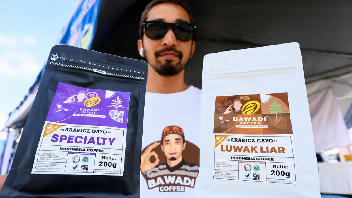 Seorang pria memperlihatkan kemasan salah satu produk ekonomi kreatif Indonesia asal Aceh, Kopi Gayo dari Bawadi Coffee dalam di NusaFest, Kuala Lumpur, Minggu (9/7/2023). (ANTARA FOTO/Virna Puspa Setyorin)