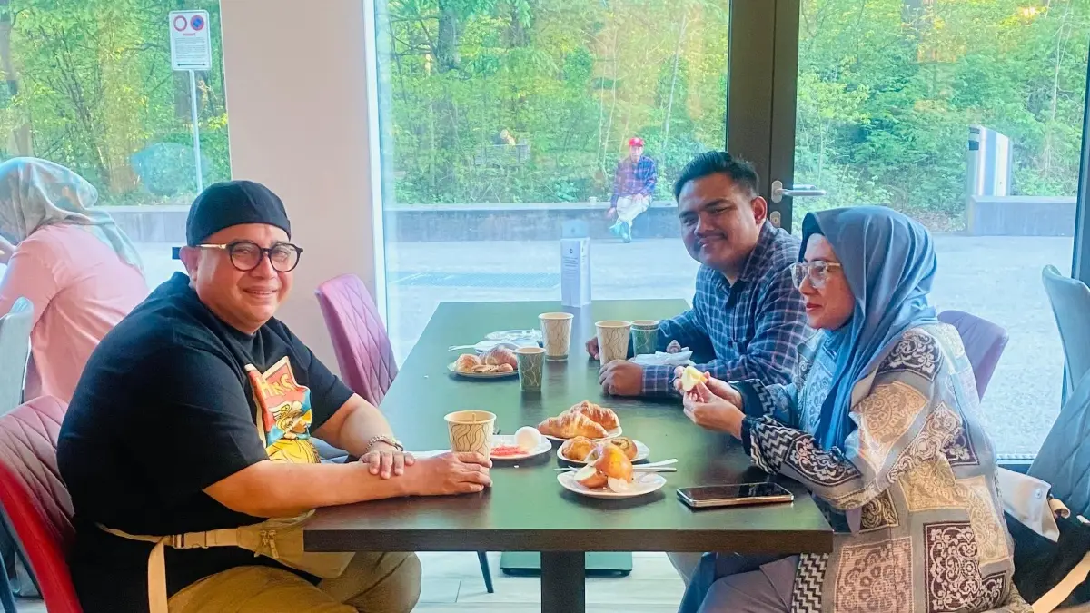 Syafaruddin Daeng Usman saat menikmati kopi di Wina.&nbsp;(ISTIMEWA)