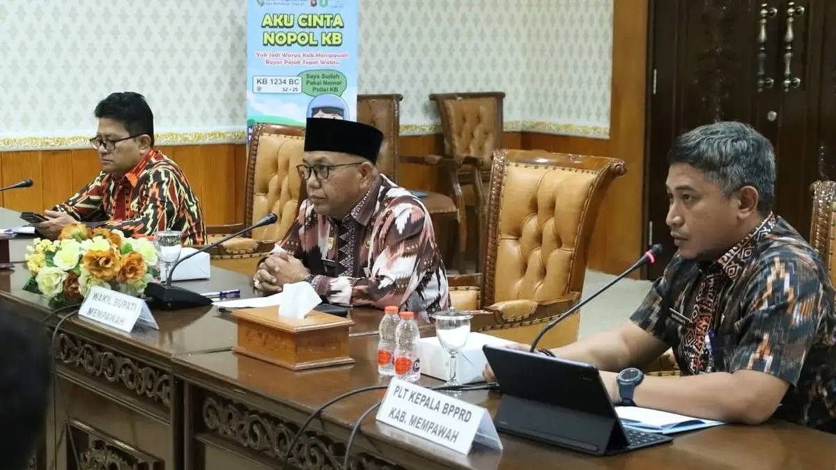 Wabup Mempawah, Juli Suryadi Burdadi (tengah) memimpin FGD di Kantor Bupati Mempawah, Kamis (16/7). (ISTIMEWA)