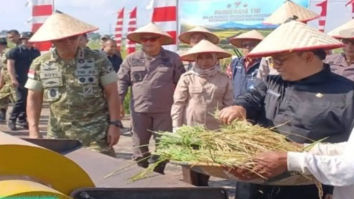 Wakil Bupati Kubu Raya Sukiryanto bersama Pangdam XII/Tanjungpura Mayjen TNI Novi Rubadi Sugito menghadiri Panen Raya Jajaran TNI TA 2026 di Desa Arang Limbung, Jumat (17/7). (ISTIMEWA)