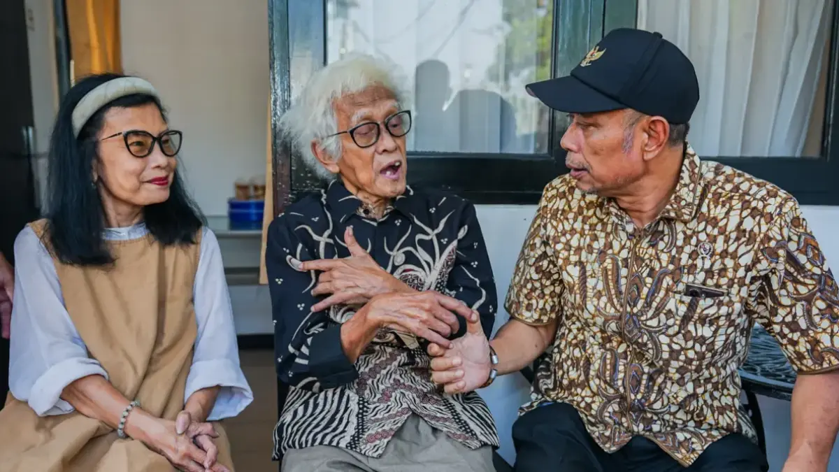 Wakil Menteri Sosial Agus Jabo Priyono mengunjungi Heru Baskoro, 84, anak kandung pengetik naskah proklamasi Sayuti Melik, di Sentra Terpadu Pangudi Luhur Bekasi, Kamis (16/7). (dok Biro Humas Kemensos)