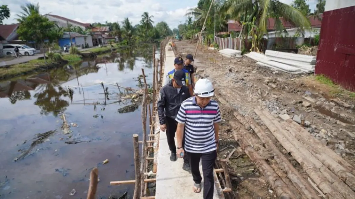 
Wali Kota Pontianak Edi Rusdi Kamtono meninjau progres pengerjaan barau di parit Sungai Jawi belum lama ini. (ANTARA/HO-Prokopim Pontianak)