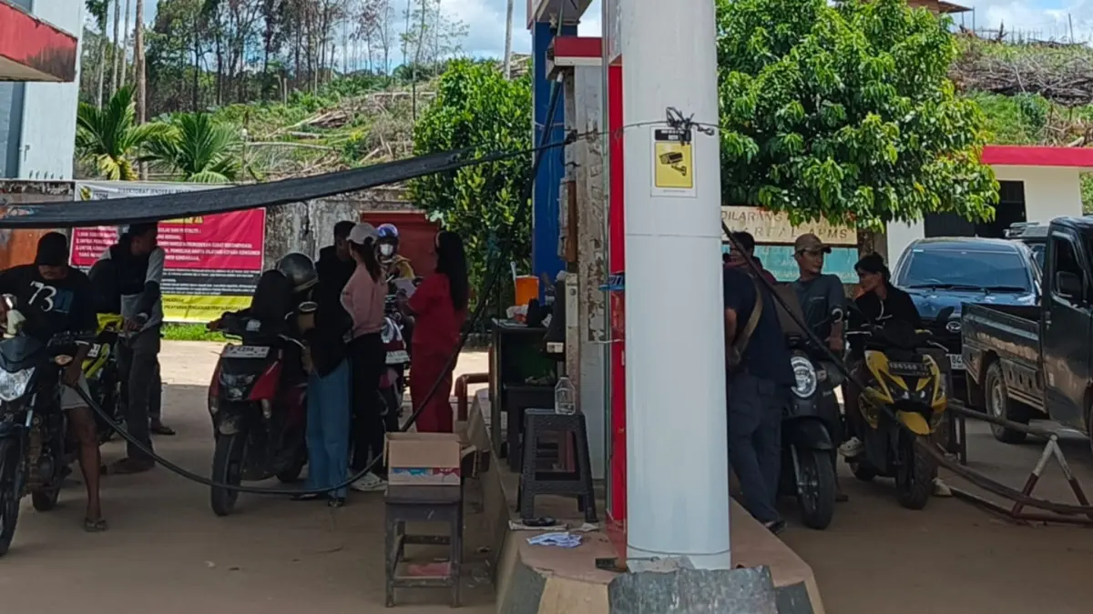 Antrean kendaraan mulai normal di SPBU di Kabupaten Ketapang. Sebelumnya pasokan BBM sempat mengalami kelangkaan beberapa waktu lalu. Setelah kapal pengangkut membawa 1,93 juta liter BBM tiba di Terminal Fuel Jobber Ketapang, stok di SPBU dipastikan kembali aman dan distribusi mulai dinormalisasi. 