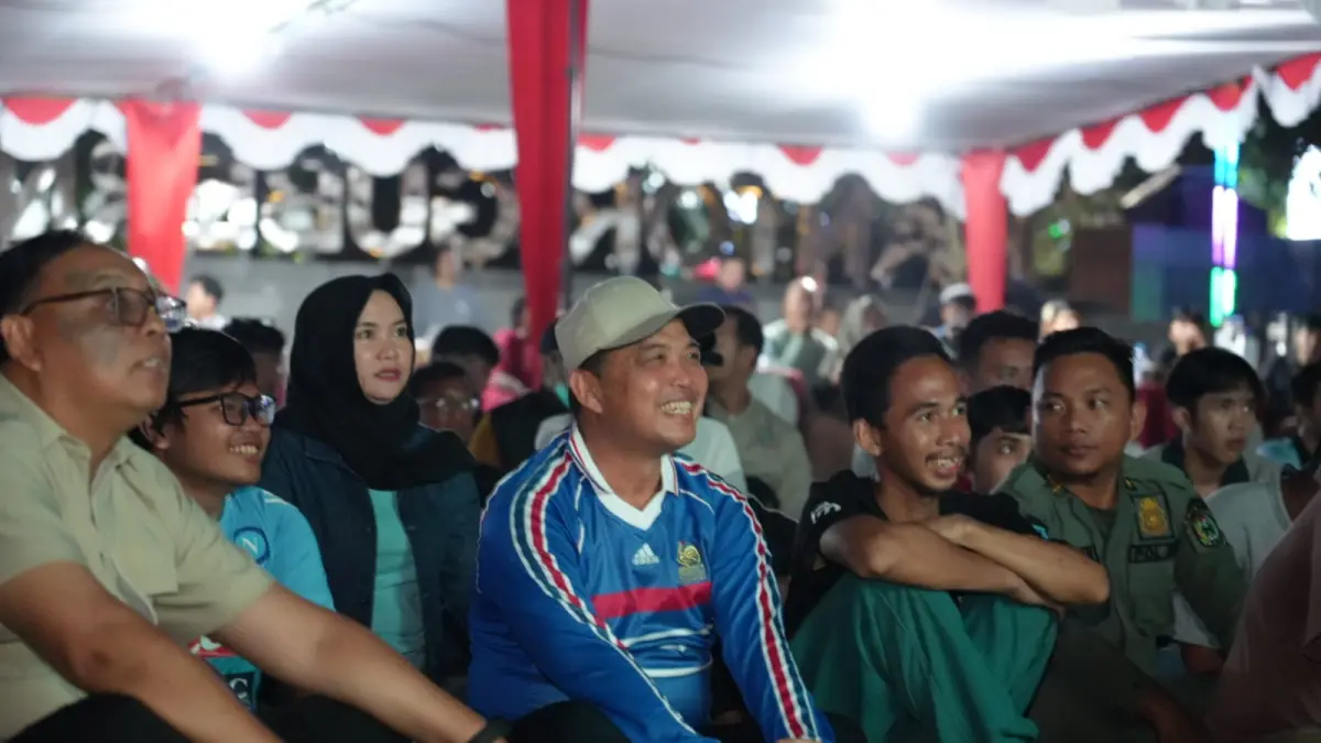 Gubernur Kalimantan Barat Ria Norsan duduk lesehan dan berbaur bersama ribuan warga saat mengikuti nonton bareng (nobar) perebutan tempat ketiga Piala Dunia FIFA 2026 antara Prancis melawan Inggris di Halaman Kantor Gubernur Kalbar, Pontianak, Minggu (19/7) dini hari. Kegiatan tersebut menjadi ajang mempererat kebersamaan sekaligus menggerakkan ekonomi UMKM lokal.