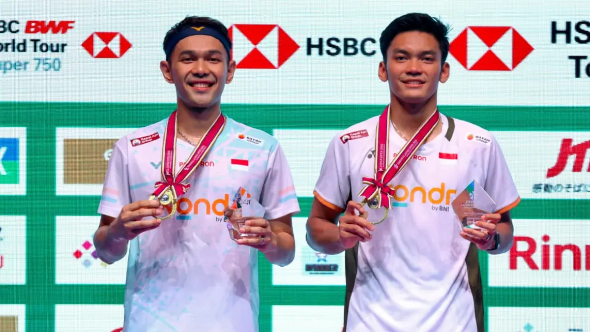 Fajar Alfian dan Muhammad Shohibul Fikri mengangkat trofi juara Japan Open 2026 setelah mengalahkan pasangan nomor satu dunia asal Korea Selatan, Kim Won Ho/Seo Seung Jae, di final Tokyo Metropolitan Gymnasium, Minggu (19/7). Gelar ini mengakhiri puasa gelar Fajar/Fikri yang berlangsung hampir satu tahun. (FOTO: PBSI)