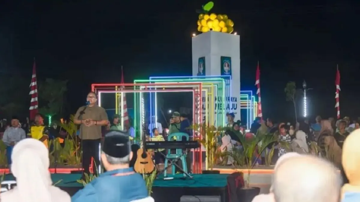DIRESMIKAN: Ruang Publik Tugu Langsat hadir di Desa Punggur Kecil, Sungai Kakap. Bupati Kubu Raya, Sujiwo meresmikan fasilitas tersebut pada Sabtu (18/7) malam. (Prokopim)  
