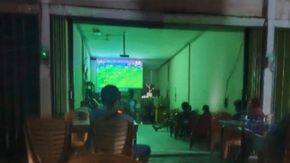 Personel Polres Singkawang berbaur bersama masyarakat saat mengikuti nonton bareng pertandingan perebutan tempat ketiga Piala Dunia 2026 antara Inggris dan Prancis di salah satu kafe di Kota Singkawang, Minggu (19/7) dini hari. Kegiatan ini menjadi sarana mempererat kemitraan Polri dengan masyarakat sekaligus mendukung aktivitas UMKM.