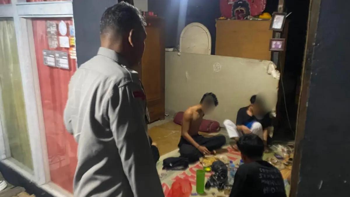 Petugas Polsek Sungai Raya mendatangi sebuah rumah di Gang Nurul Huda, Desa Parit Baru, Kecamatan Sungai Raya, Kabupaten Kubu Raya, Minggu (19/7) dini hari, untuk membubarkan pesta minuman keras setelah menerima laporan masyarakat melalui Call Center 110 Polri.
