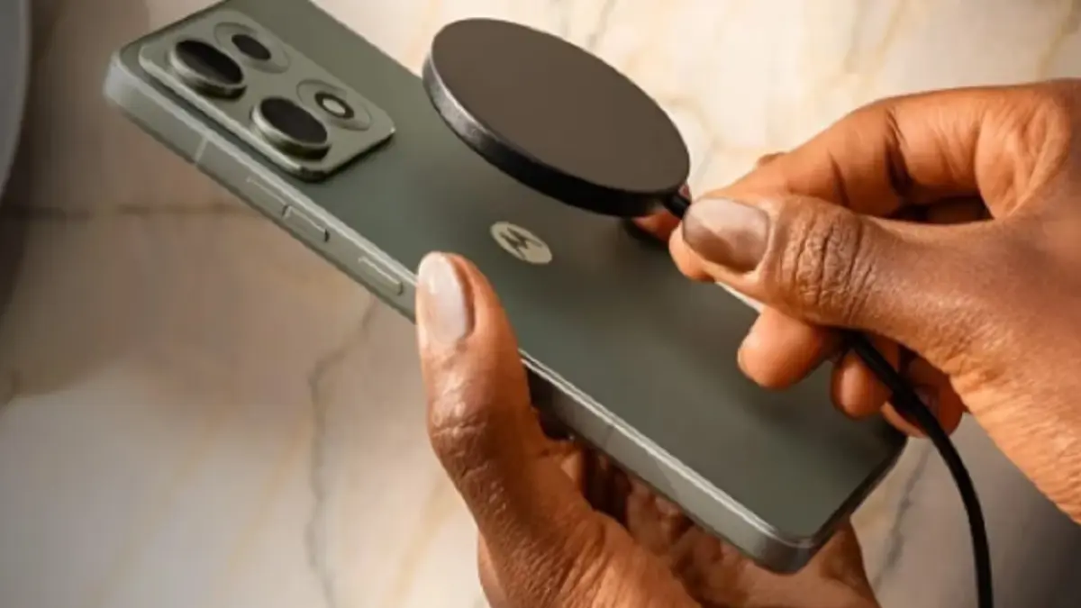 Motorola Edge 70 Max dipastikan mendukung pengisian daya nirkabel magnetik. (Dok. Motorola)