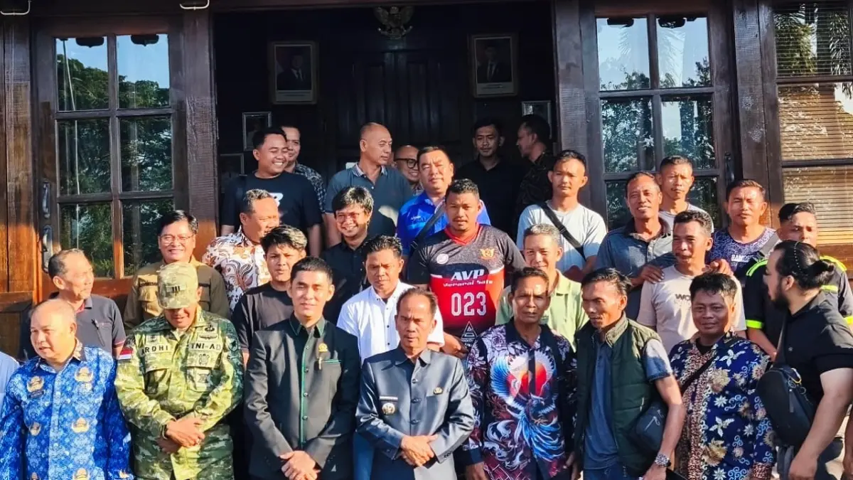 PERTEMUAN: Pemkab Sintang mempertemukan  perwakilan sopir ekspedisi, Pertamina Patra Niaga, serta pengelola SPBU untuk mencari solusi atas distribusi bahan bakar bersubsidi yang selama ini dikeluhkan para sopir.