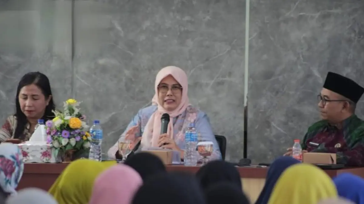 Sektretaris Kota Singkawang Dwi Yanti memimpin rapat untuk menyamakan langkah seluruh pemangku kepentingan dalam memverifikasi data calon haji 2027. 
