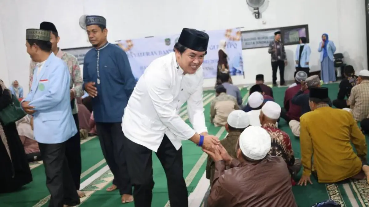 Wakil Wali Kota Singkawang Muhammadin menyerahkan bantuan insentif untuk guru mengaji Taman Pendidikan Al-Qur