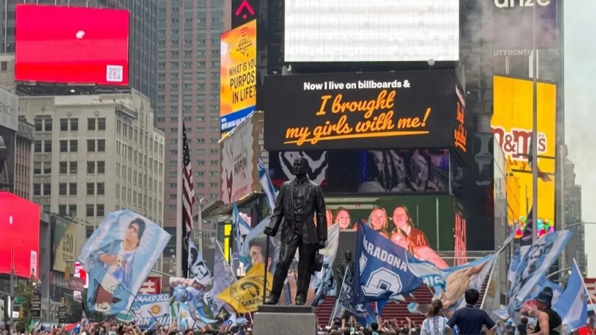 Suporter tim nasional Argentina berkumpul di sekitar patung George M Cohan, sisi Utara Times Square, Manhattan, New York, Amerika Serikat, Sabtu (18/7/2026). Mereka memperlihatkan dukungan untuk negaranya menjelang laga final Piala Dunia 2026 keesokan harinya. (ANTARA/Michael Siahaan)