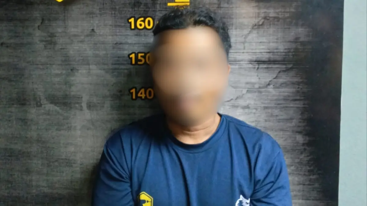 JALANI PENYIDIKAN – SG (45), terduga pelaku kekerasan seksual terhadap anak di Kubu Raya, berada di Mapolres Kubu Raya usai ditangkap setelah buron selama empat bulan. Penyidik masih mendalami kasus tersebut dan melengkapi berkas perkara sesuai ketentuan hukum.