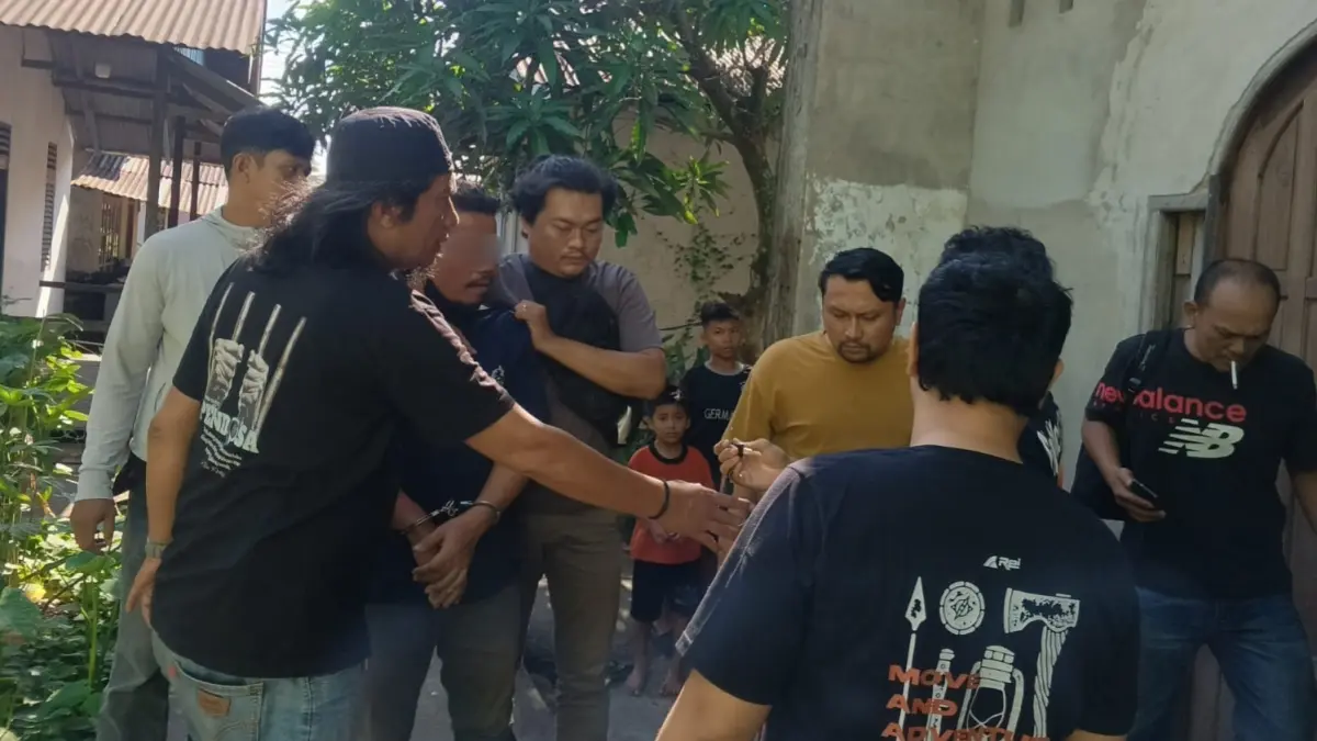 KEKERASAN SEKSUAL ANAK – Polisi menggiring SG (45), terduga pelaku kekerasan seksual terhadap anak di Kubu Raya, usai ditangkap setelah buron selama empat bulan. Kasus tersebut kini ditangani Satreskrim Polres Kubu Raya untuk proses penyidikan lebih lanjut.