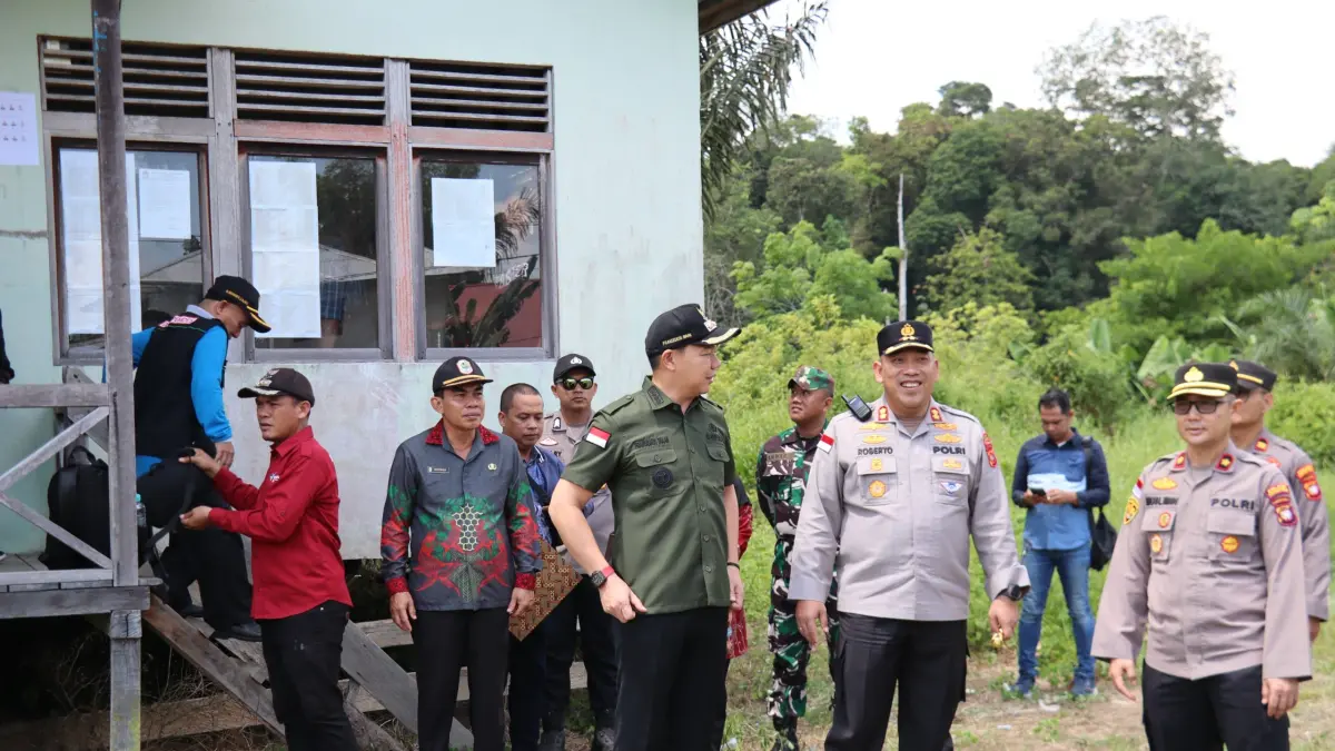 Bupati Kapuas Hulu Fransiskus Diaan bersama Kapolres Kapuas Hulu AKBP Roberto Aprianto Uda, saat memantau pelaksanaan pilkades. (ISTIMEWA) 

