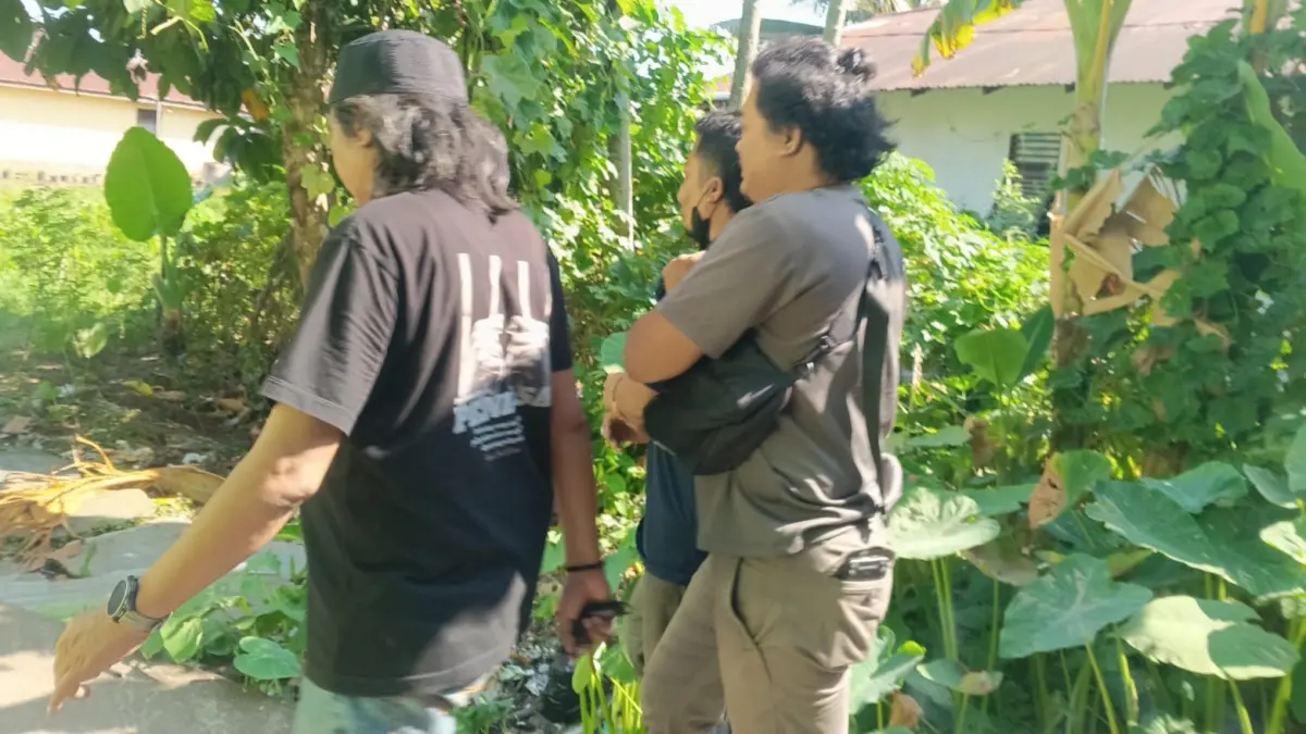 BURON DITANGKAP – Anggota Satreskrim Polres Kubu Raya mengamankan SG (45), terduga pelaku kekerasan seksual terhadap anak di Kubu Raya, setelah empat bulan masuk daftar pencarian. Penyidik kini melengkapi berkas perkara untuk proses hukum lebih lanjut.