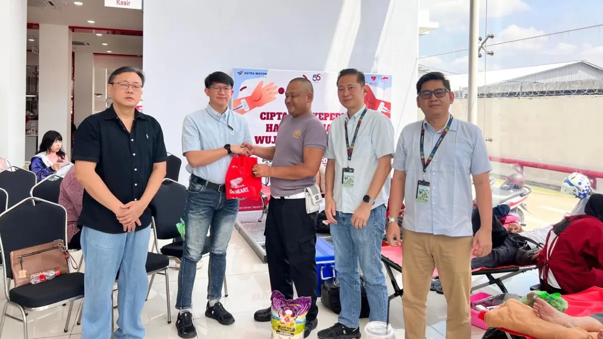 Dalam rangka perayaan HUT ke 56 Astra Motor, Manajemen Astra Motor Kalbar ikut menyemarakan Donor Darah di Kantor Main Dealer Asmo Kalbar. (ISTIMEWA)