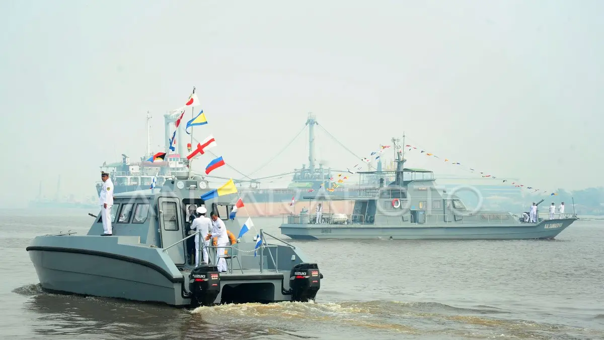 Dua Kapal TNI AL (KAL) Sambas II-410 dan Combat melakukan defile saat upacara HUT TNI ke-67 di Sungai Kapuas, Pontianak, Kalbar (DOK ANTARA)  