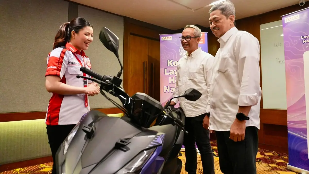 GM Corporate Communication AHM Ahmad Muhibbuddin (tengah) dan GM HC3 AHM Antok Yuniarso (kanan) berinteraksi hangat dengan peserta Kontes Layanan Honda Nasional (KLHN) 2026. (ISTIMEWA)