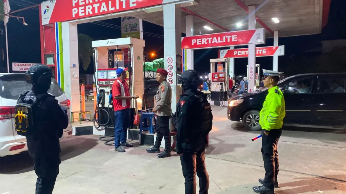 Jajaran Polres Singkawang melakukan patroli memantau situasi di sejumlah SPBU, Sabtu (18/7) malam. (POLRES)