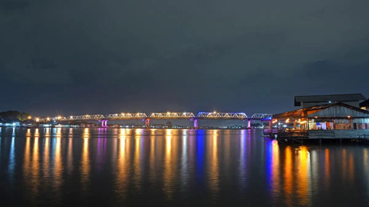 Jembatan Kapuas, membelah sungai Kapuas di Pontianak. (DOK PONTIANAK POST)
