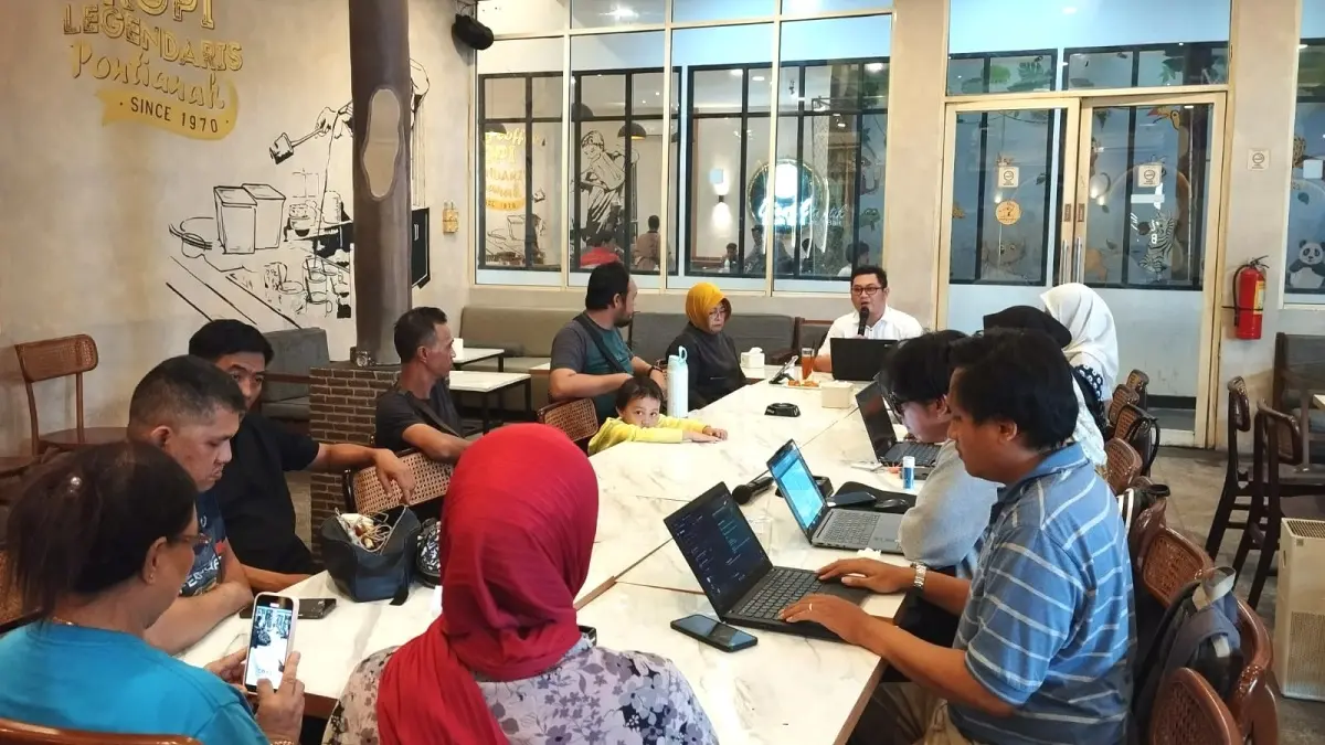 Kanwil Kemenkum Kalbar menggelar edukasi kepada musisi Kota Pontianak tentang perlindungan Hak Cipta pada Perayaan HUT ke-5 Komicpon di Aming Coffee Pontianak, Jumat (17/7). (DOK KANWIL KEMENKUM KALBAR)