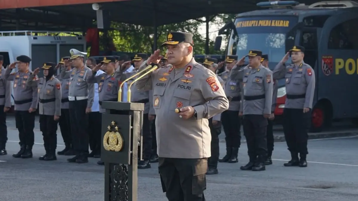 Kapolda Kalbar, Irjen Pol. Alberd Teddy Benhard Sianipar, S.I.K., M.H., memimpin apel perdana, Senin (20/7) di Mapolda. (Humas Polri)