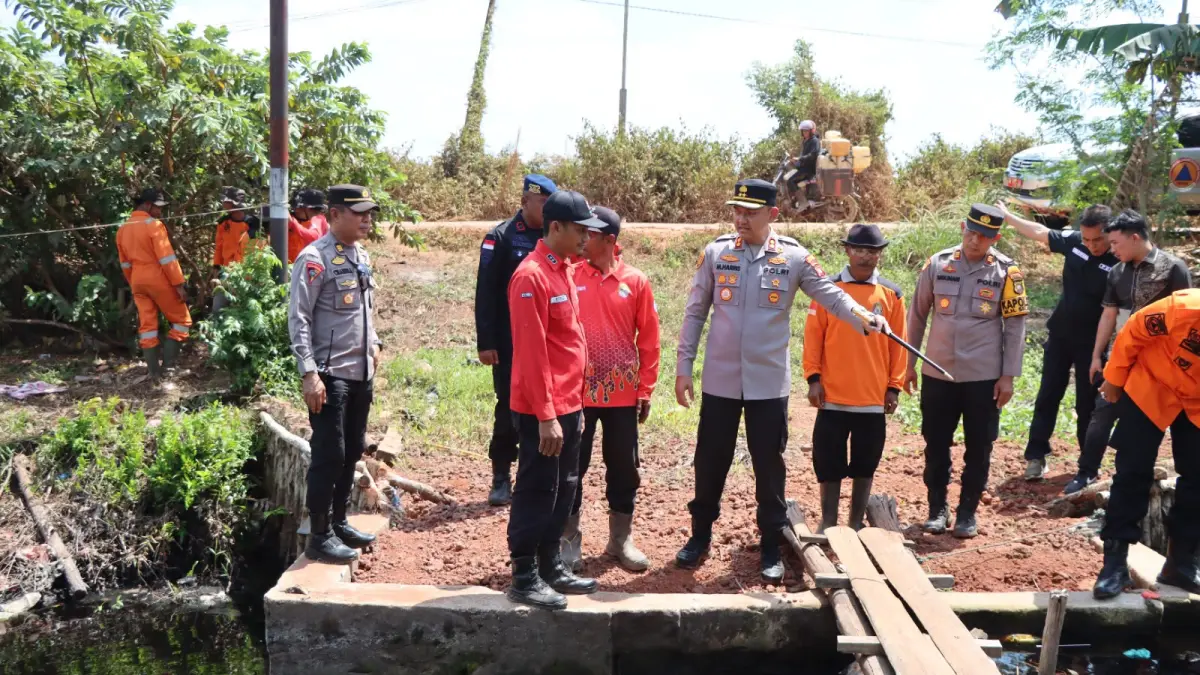 Kapolres Ketapang, AKBP M. Harris, mengecek kanal yang menjadi sumber air saat karhutla.