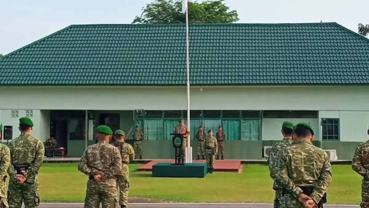 Kasdim 1204/Sanggau Mayor Arm Duloh memimpin Upacara Bendera 17-an di Lapangan Apel Kodim 1204/Sanggau, Jumat (17/7). (DOK PONTIANAK POST) 
