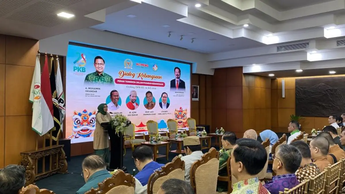 Ketua Fraksi Partai Kebangkitan Bangsa MPR RI Neng Eem Marhamah Zulfa Hiz (kiri) menyampaikan sambutan pada dialog kebangsaan Peran Tionghoa dalam Pusaran Kebangsaan di Jakarta, Minggu (19/7/2026). (ANTARA)