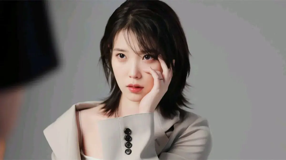 Lee Ji Eun atau yang dikenal dengan nama panggung IU.