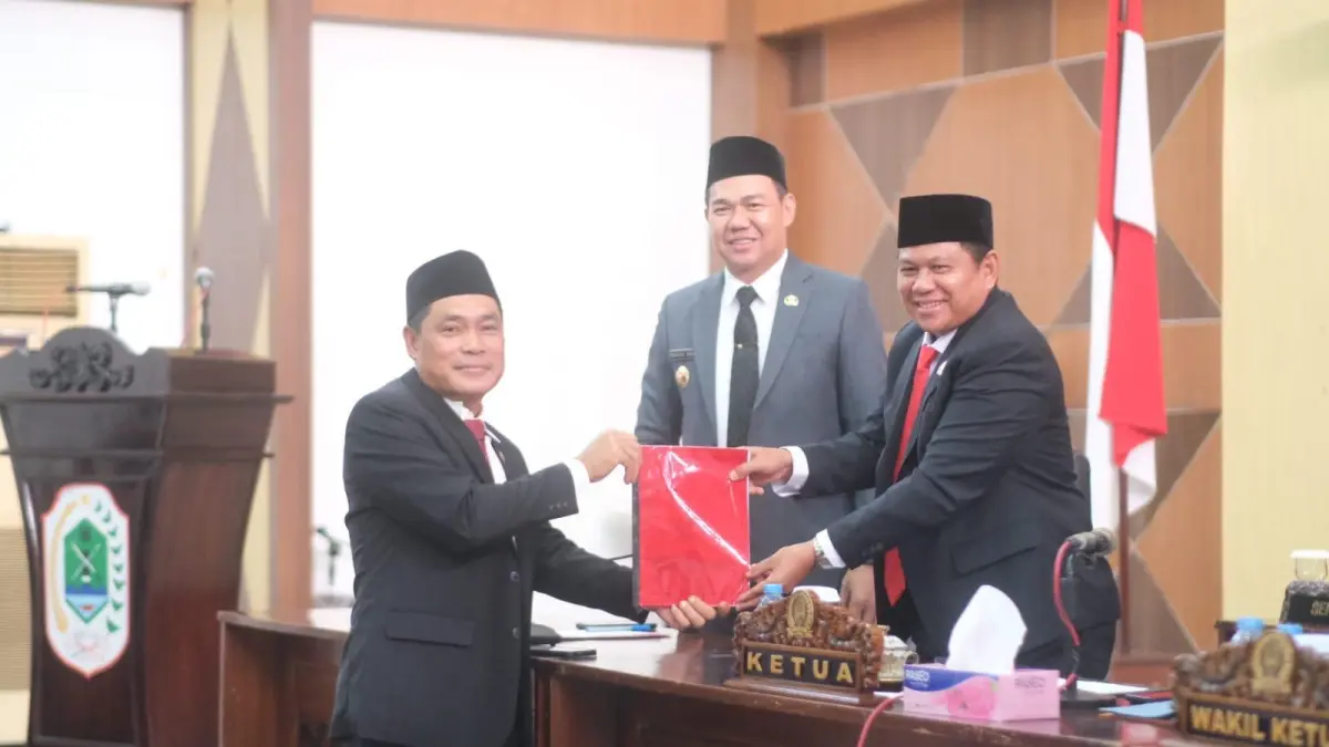 M. Akim Muslim Anggota DPRD Kapuas Hulu saat menyerahkan draf Rancangan Peraturan Daerah (Raperda) tentang Pertanggungjawaban Pelaksanaan Anggaran Pendapatan dan Belanja Daerah (APBD) Tahun Anggaran 2025.(ISTIMEWA) 