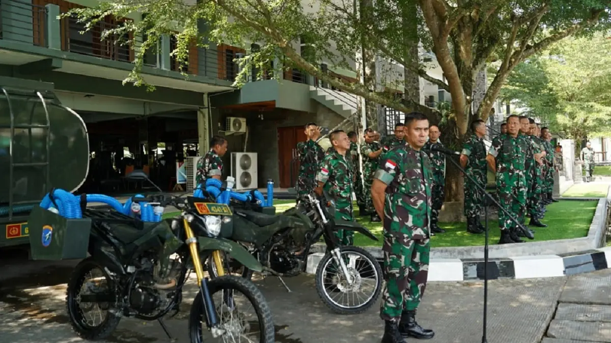 MOTOR PEMADAM: Pangdam Tanjungpura, Mayjen TNI Novi Rubadi Sugito, saat penyerahan sepeda motor yang dimodifikasi untuk mendukung pemadaman karhutla, Senin (20/7) di Makodam.