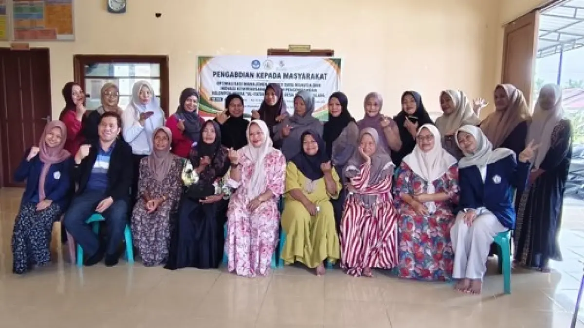 Tim dosen Program Magister Pendidikan Ekonomi, Fakultas Keguruan dan Ilmu Pendidikan (FKIP) Universitas Tanjungpura (Untan) foto bersama dengan Kelompok Usaha Al-Fatih Makmur Desa Sungai Malaya pada kegiatan Optimalisasi Manajemen Sumber Daya Manusia dan Inovasi Kewirausahaan, di Desa Sungai Malaya, Kabupaten Kubu Raya, Minggu (19/7/26).
