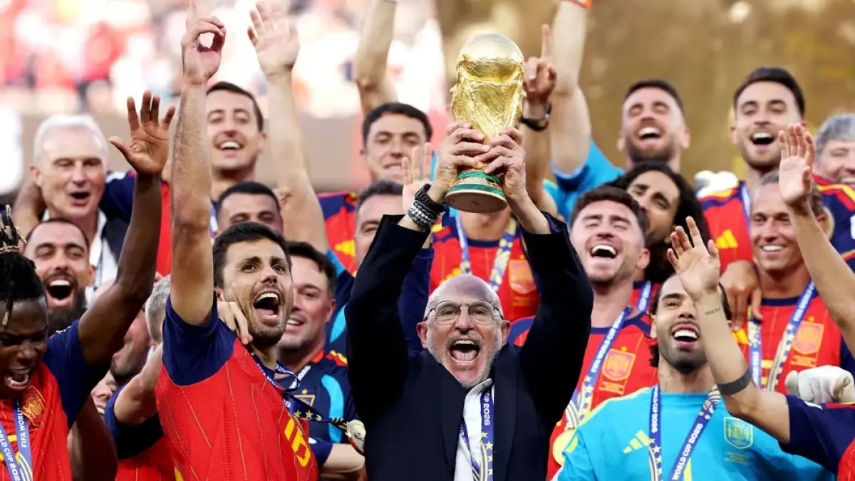 Pelatih Spanyol Luis de la Fuente mengangkat trofi Piala Dunia FIFA. (FIFA.com)