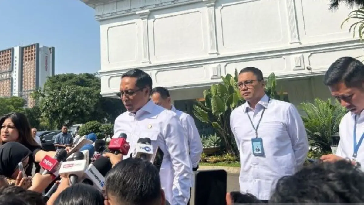 Penasihat Khusus Presiden Bidang Komunikasi dan Media Hasan Nasbi memberikan keterangan kepada wartawan di kompleks Istana Kepresidenan, Jakarta, Senin (20/7/2026). (ANTARA)