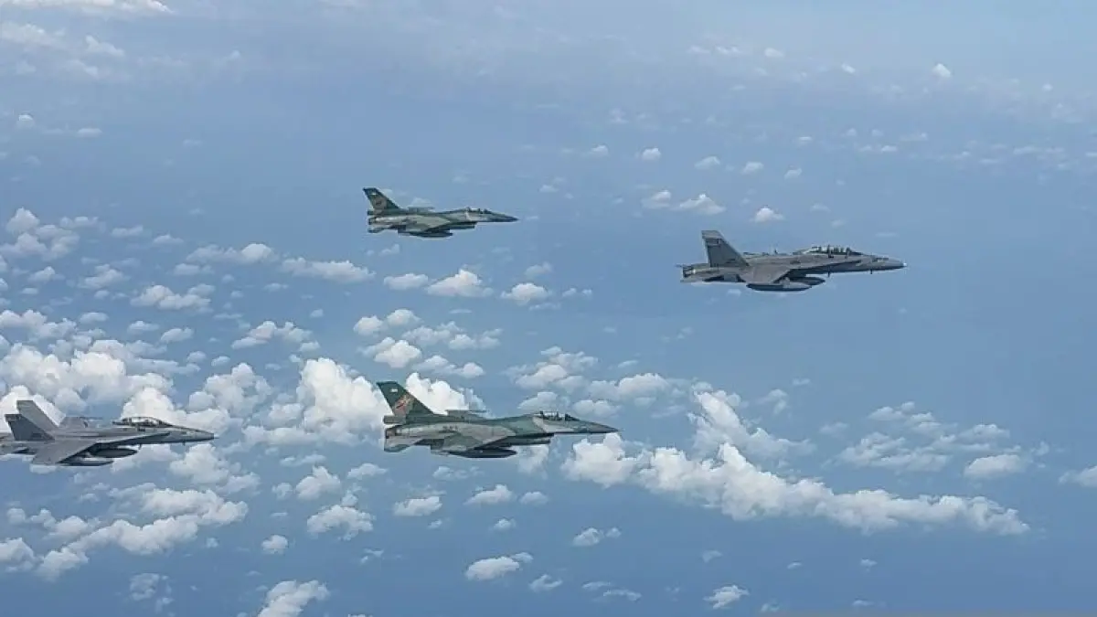 Pesawat F-16 TNI AU dan F-18 TUDM patroli bersama di wilayah perbatasan Indonesia dan Malaysia, Rabu (15/7/2026). (Humas TNI AU)