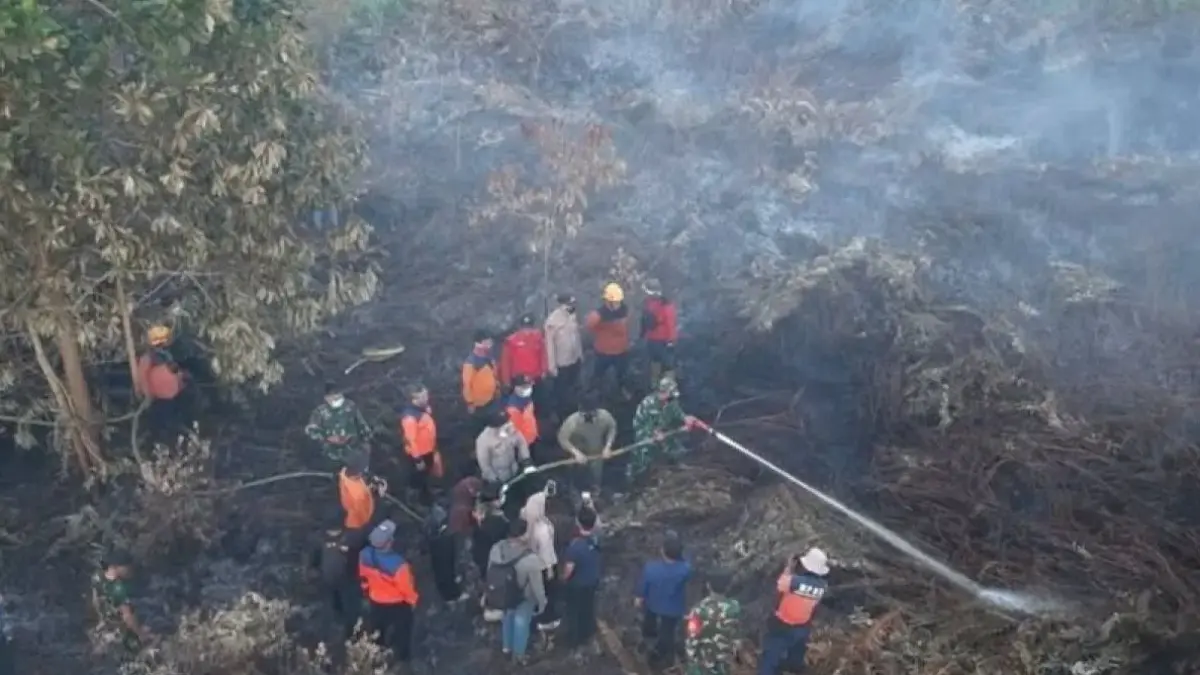 PEMADAMAN KARHUTLA: Bupati Kubu Raya Sujiwo bersama personel TNI dan Polri memadamkan kebakaran hutan dan lahan (karhutla) di lahan gambut, Kecamatan Sungai Raya, Kabupaten Kubu Raya, Kalimantan Barat. Upaya pemadaman terus dilakukan untuk mencegah meluasnya kebakaran yang berpotensi memengaruhi kualitas udara di wilayah tersebut. (ANTARA/Rendra Oxtora)