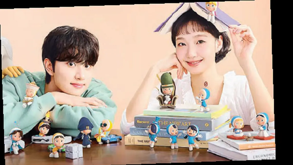 Shin Soon-rok (kiri, diperankan Kim Jae-won) menjadi rekan kerja baru Kim Yu-mi (kanan, Kim Go-eun). (TVING-TVN/DOK JAWAPOS)