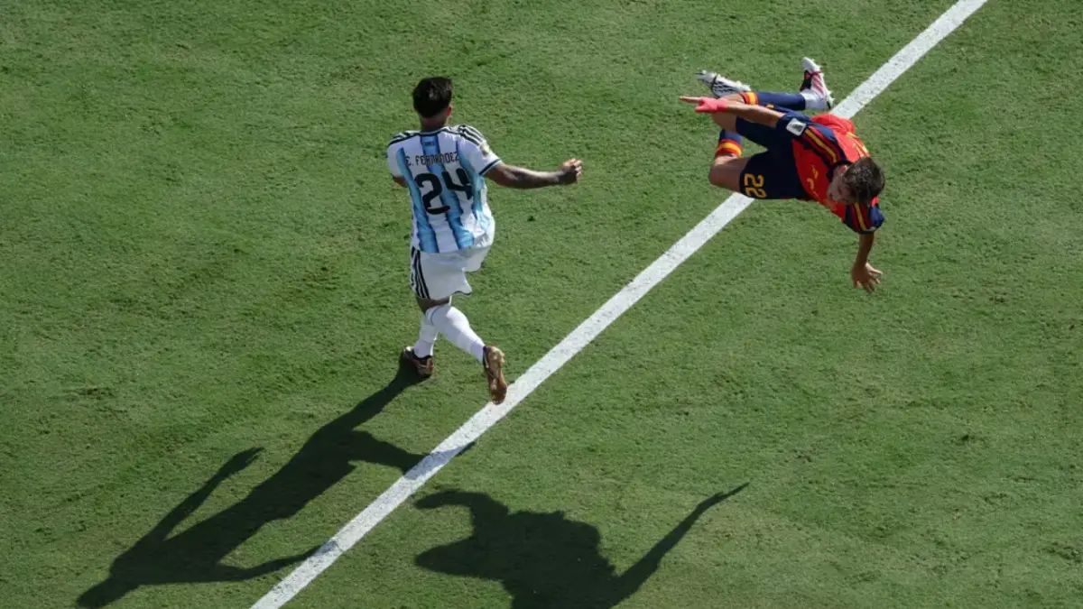 TEKEL MAUT: Gelandang Argentina Enzo Fernández melakukan tekel keras yang membuat wasit mengganjarnya kartu merah pada pengujung final Piala Dunia FIFA 2026 melawan Spanyol, Senin (20/7).&nbsp; (Foto: FIFA)