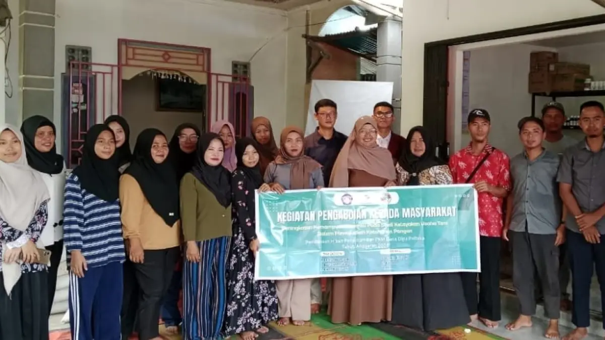 Tim dosen dan mahasiswa Prodi Akuntansi Keuangan Perusahaan Poltesa bersama peserta PKM usai pelatihan analisis kelayakan usaha tani di Koperasi Sungai Kelambu, Kecamatan Tebas.