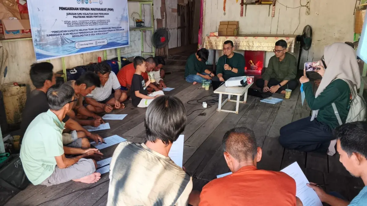 Tim PKM Prodi Teknologi Penangkapan Ikan Politeknik Negeri Pontianak bersama Balai Pengelolaan Kelautan Pontianak menggelar penyuluhan dan pemberdayaan nelayan di desa Sungai kakap kabupaten kubu raya pada Sabtu (18/7). (ISTIMEWA)