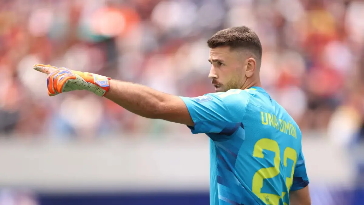Unai Simon meraih trofi Adidas Golden Glove setelah menjadi kiper terbaik Piala Dunia 2026 berkat tujuh clean sheet. (FIFA.com)