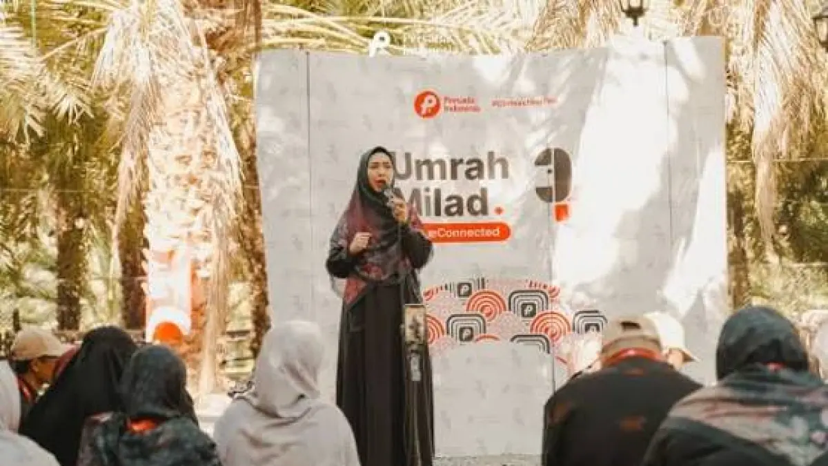 Ustazah Oki Setiana Dewi sedang memberikan sebuah tausiah di hadapan ibu-ibu (DOK JAWA POS)  