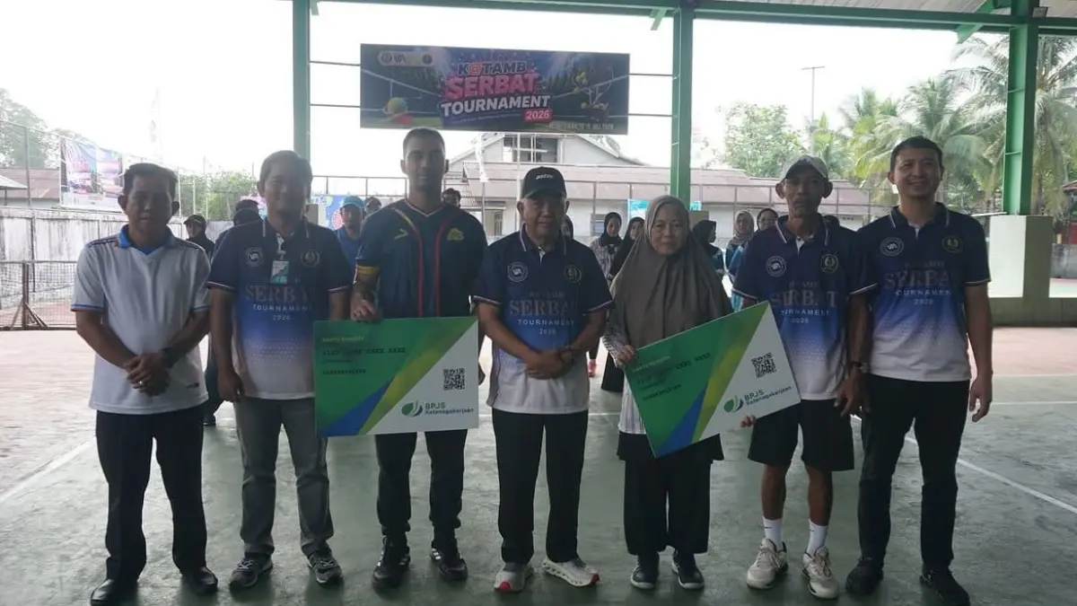 Wabup Juli Suryadi saat membuka turnamen tenis lapangan. (ISTIMEWA)