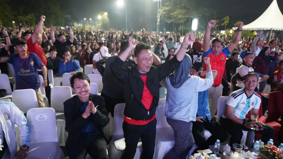 Wali Kota Pontianak Edi Rusdi Kamtono di tengah-tengah warga Pontianak bersorak menyambut gol pada laga final Piala Dunia 2026 antara Spanyol melawan Argentina di Jalan Rahadi Osman Pontianak, Senin (20/7) dini hari. (ISTIMEWA)