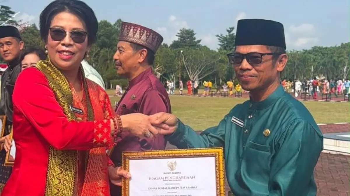 Wali Kota Singkawang, Tjhai Chui Mie saat menyerahkan penghargaan kepada Kepala Dinsos Sambas, Budi Iswanto (ISTIMEWA).