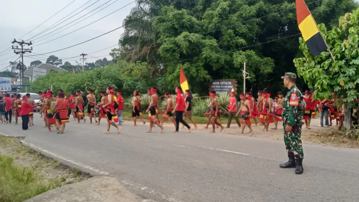 Personel Koramil 1204-15/Sekadau Hilir bersama aparat gabungan melaksanakan pengamanan Pawai Gawai Dayak ke-XV Kabupaten Sekadau di kawasan Betang Youth Center, Selasa (21/7/). Pengamanan dilakukan untuk memastikan seluruh rangkaian kegiatan budaya berlangsung aman, tertib, dan lancar. (ISTIMEWA)